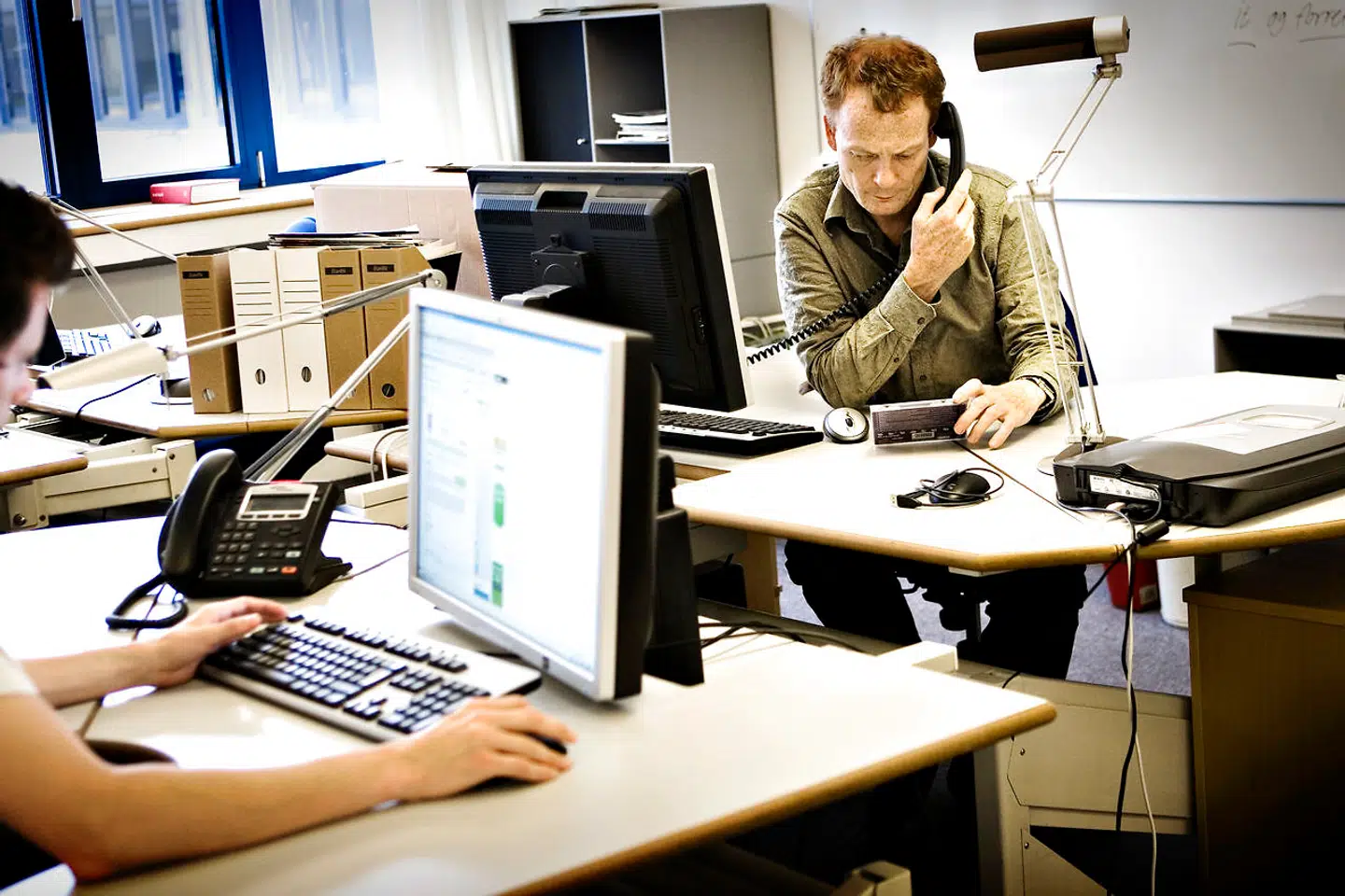 Mange arbejdspladser åbner op i det små. Er du på arbejde, så hold afstand til andre og sprit hænderne af ofte. Især hvis du har rørt ved håndtag eller knapper, som ofte anvendes af andre.