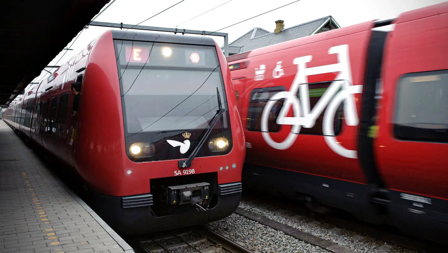 Tog og bus er smittespredere, selv når der ikke er corona. Men du må gerne tage med toget. Hold afstand, undgå myldretider og sprit af eller vask hænder.