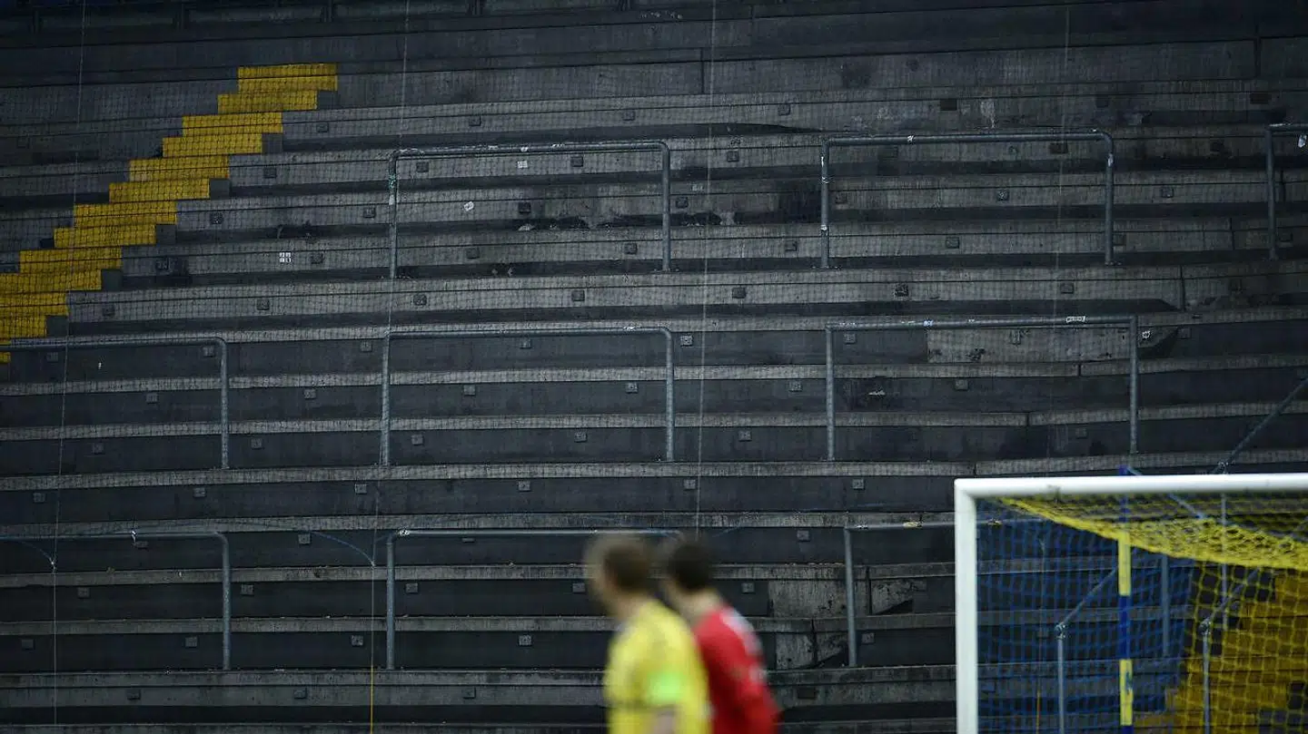 Der er lange udsigter til, at de tomme tribuner i landets Superliga-klubber igen bliver fyldte. Her Sydsiden på Brøndby Stadion.