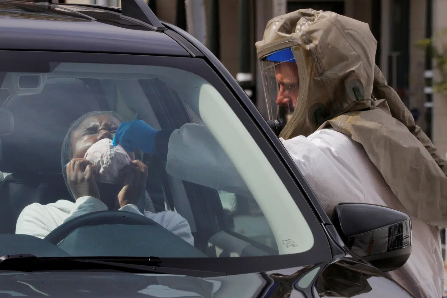 En sundhedsmedarbejder tager en prøve som led i en test for coronavirus ved CHA Somerville Hospital i Massachusetts tirsdag. Indtil videre er over 810.000 amerikanere bekræftet smittet med coronavirus. Af dem er over 43.000 døde. Brian Snyder/Reuters