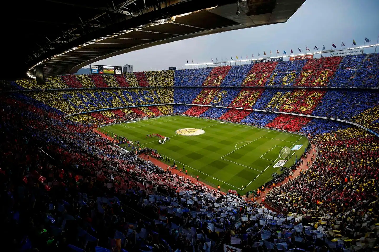 Ifølge FC Barcelona kan der sidde 99.354 tilskuere på Camp Nou, hvilket gør det til Europas største station.