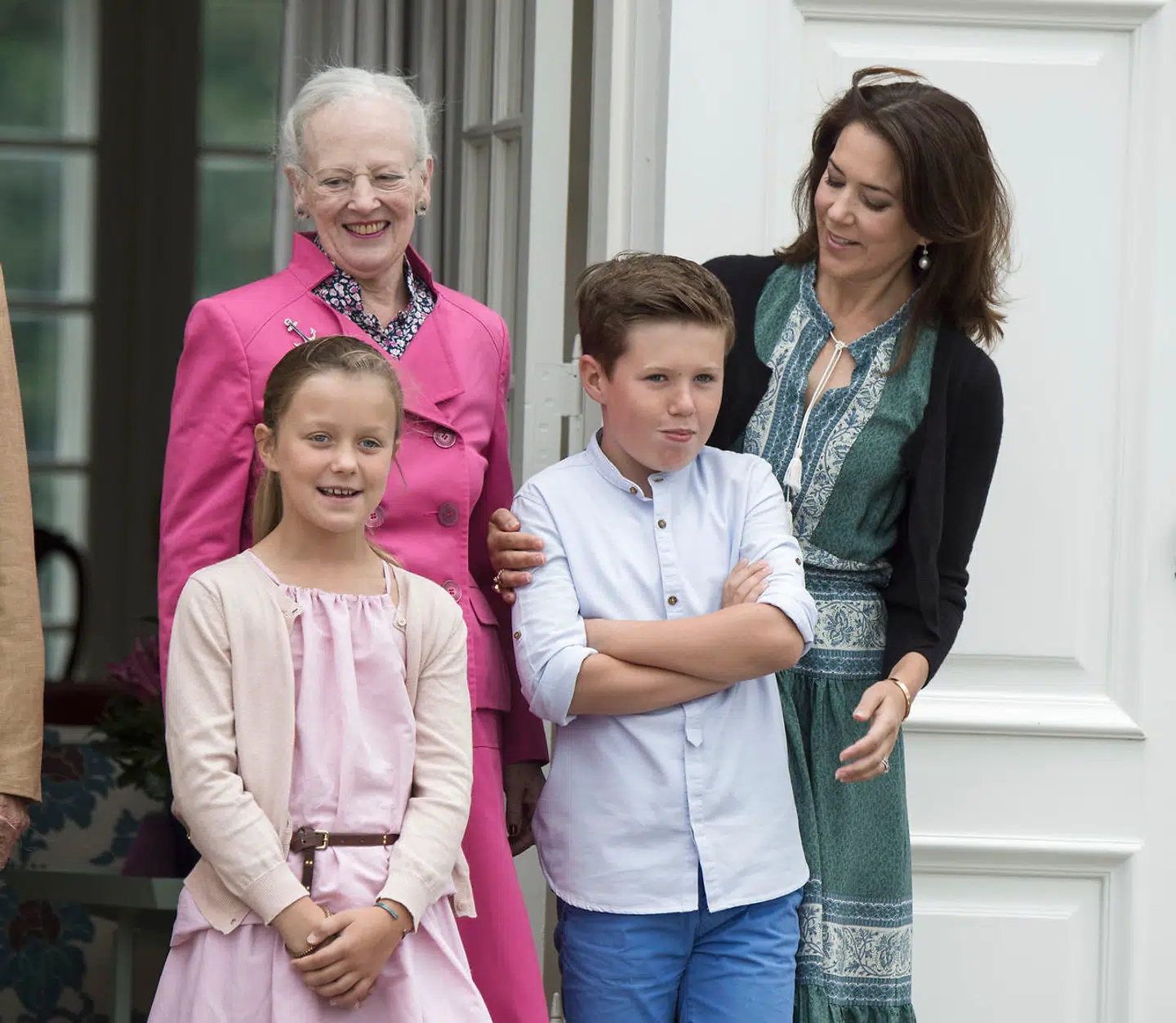 Regentparret Dronning Margrethe og Prins Henrik ankom fredag middag til Gråsten Slot hvor Kronprinsparret Kronprinsesse Mary og Prins Frederik tilbringer sommeren med deres børn. Her er familien samlet på fortrappen i den indre slotsgård. (Foto: Henning Bagger/Scanpix 2016)