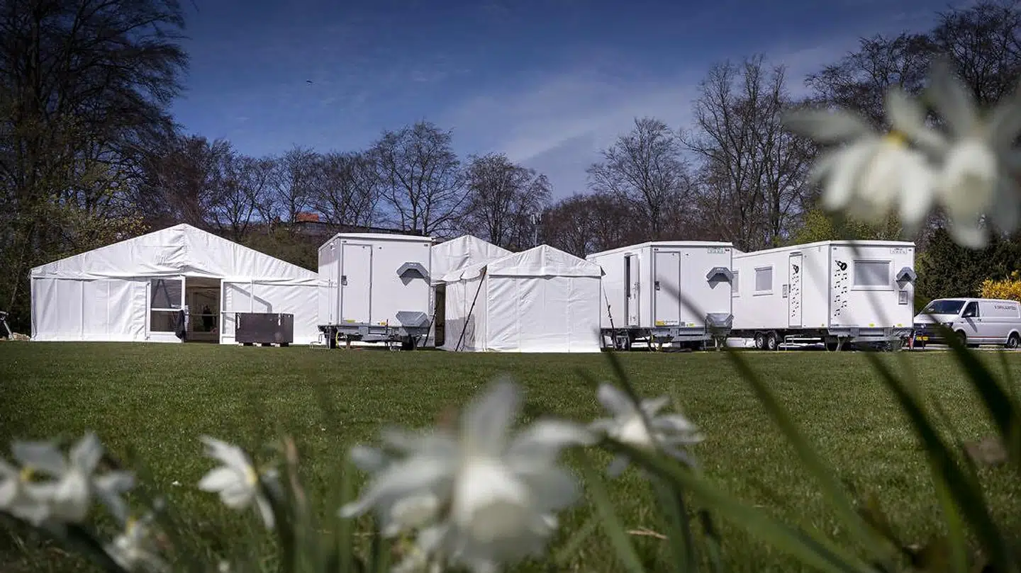 Covid-19: Myndighederne er igang med at bygge et stort COVID-19 testcenter i telte i Fælledparken i København, lørdag d. 18. april 2020.. (Foto: Liselotte Sabroe/Ritzau Scanpix)