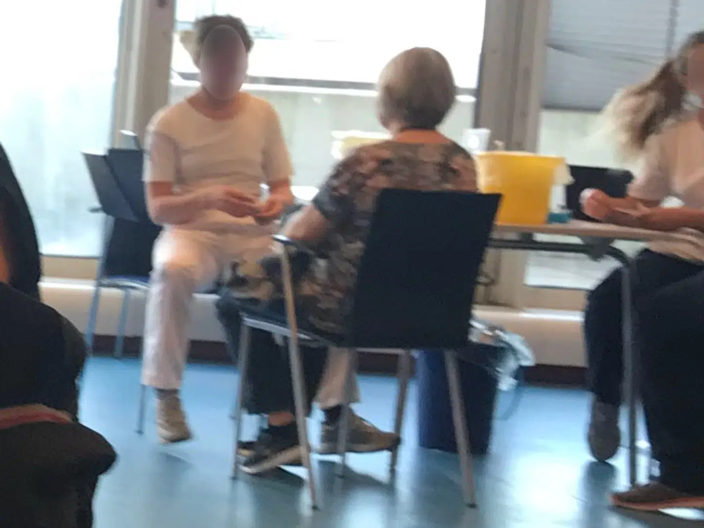 Dette billede blev taget af ansat på Herlev Hospital, da medarbjedere torsdag morgen blev testet for mulig coronasmitte. Den ansvarlige overlæge erkender, at der ikke var værnemidler som maske for at forhindre smitte under testen.