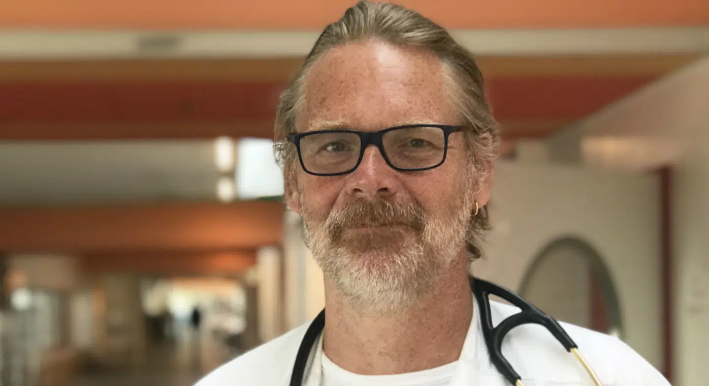 Professor og overlæge på Herlev Hospital Kasper Iversen erkender mulig smitte i forbindelse med test af coronavirus hos de hospitalsansatte. Foto: sund.ku.dk