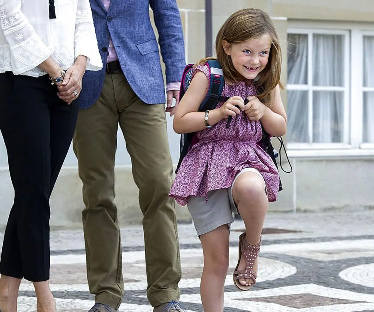 En lille royal linselus kan man vist godt kalde prinsesse Isabella, der var helt i hopla på sin første skoledag.