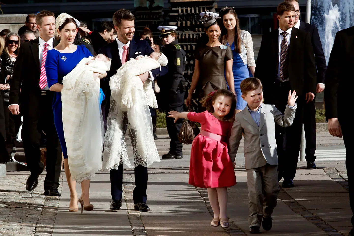 Lille prins Christian havde rigeligt at se til, da han skulle holde styr på sin meget livlige søster under prins Vincent og prinsesse Josephines dåb.