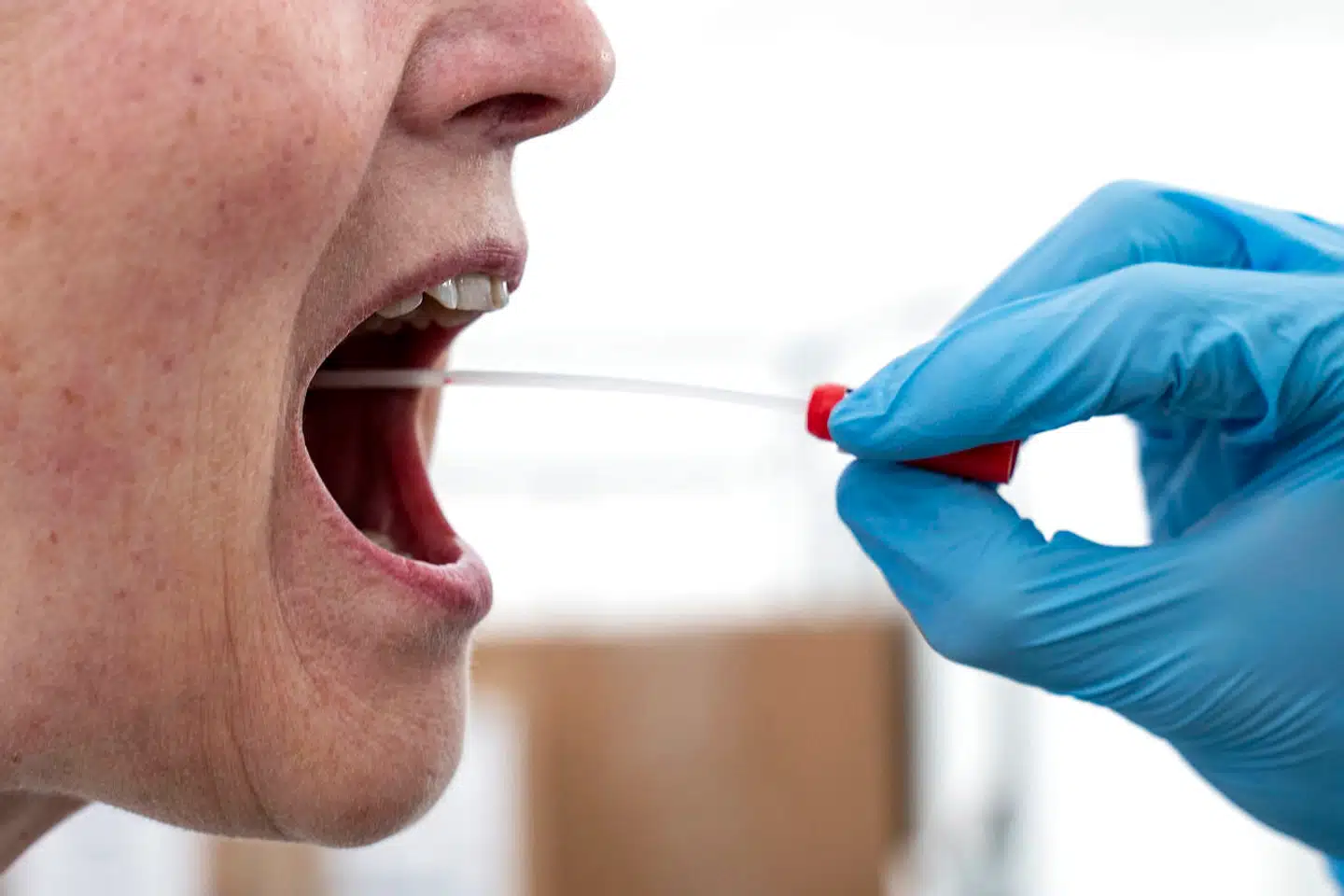 Det fremgår af et notat fra Sundhedsstyrelsen, at antallet af danskere, der har været smittet med coronavirus uden at vide det, er væsentligt højere end først antaget.