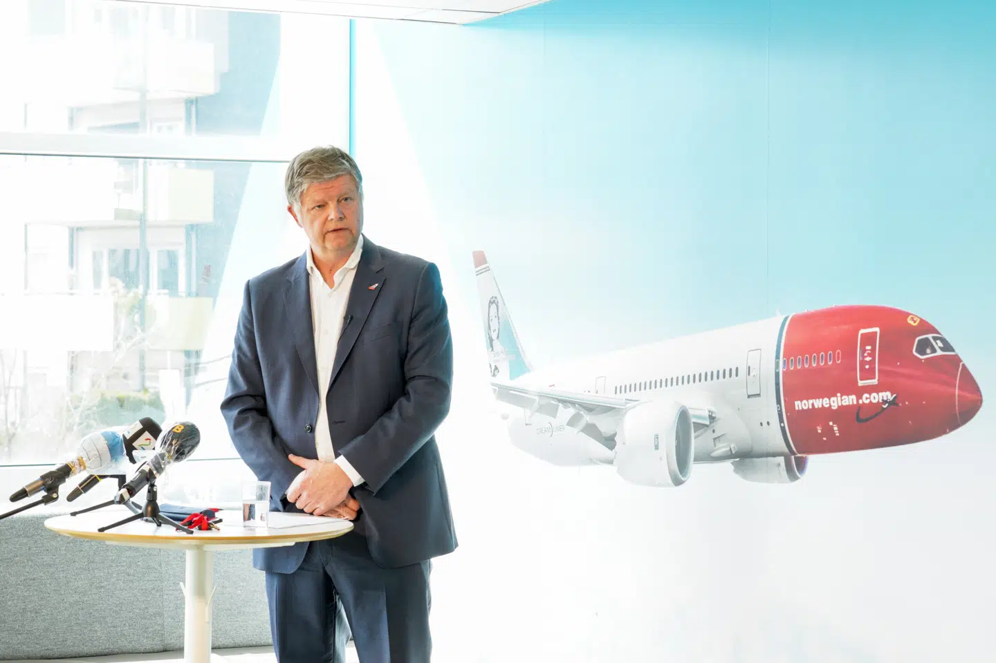 - Dette har været en ekstrem tung beslutning. Og jeg vil på det stærkeste beklage over for de af vores medarbejdere, der nu bliver berørt, siger Norwegians topchef, Jacob Schram på et pressemøde. Håkon Mosvold Larsen/Ritzau Scanpix