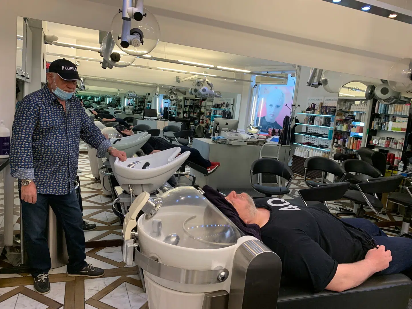 Simon Weeks en tur i robothårvaskeren, mens frisøren Gerard Kelian holder god afstand.