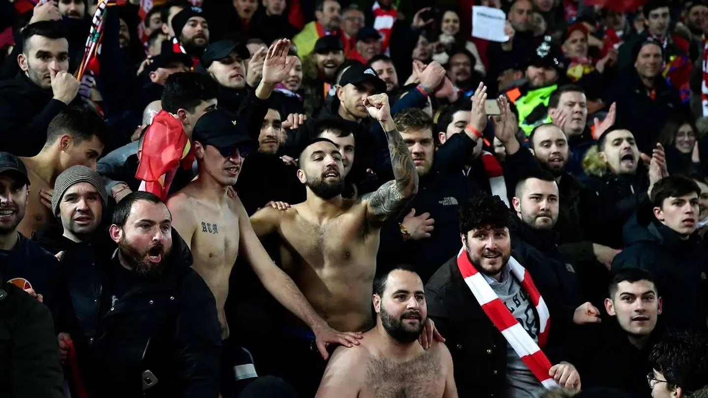 Næsten 3.000 spaniere havde taget turen til Liverpool.