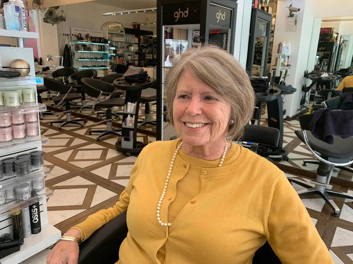 78-årige Jette Sachs er tilfreds med resultatet hos frisøren