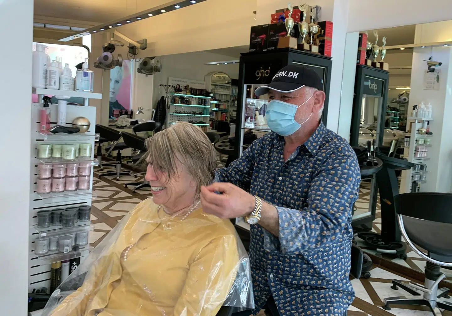 Jette Sachs hos frisøren hos Kelian for første gang siden januar.