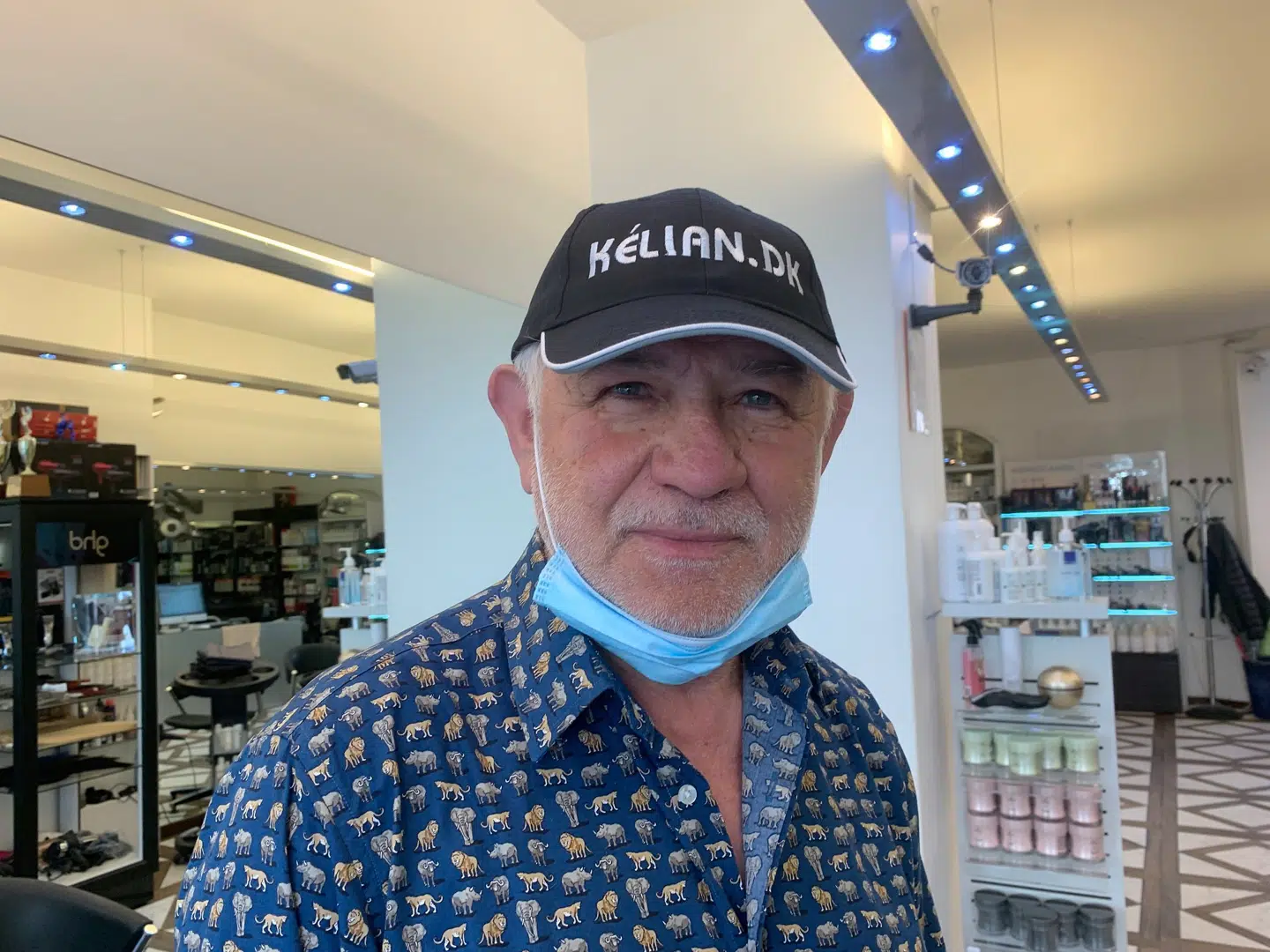 78-årige Gerad Kelian, der har arbejdet som frisør, siden han var 15 år.