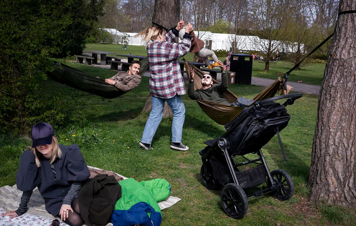 Når solen skinner, er det sværere at blive hjemme og holde afstand fra vennerne.