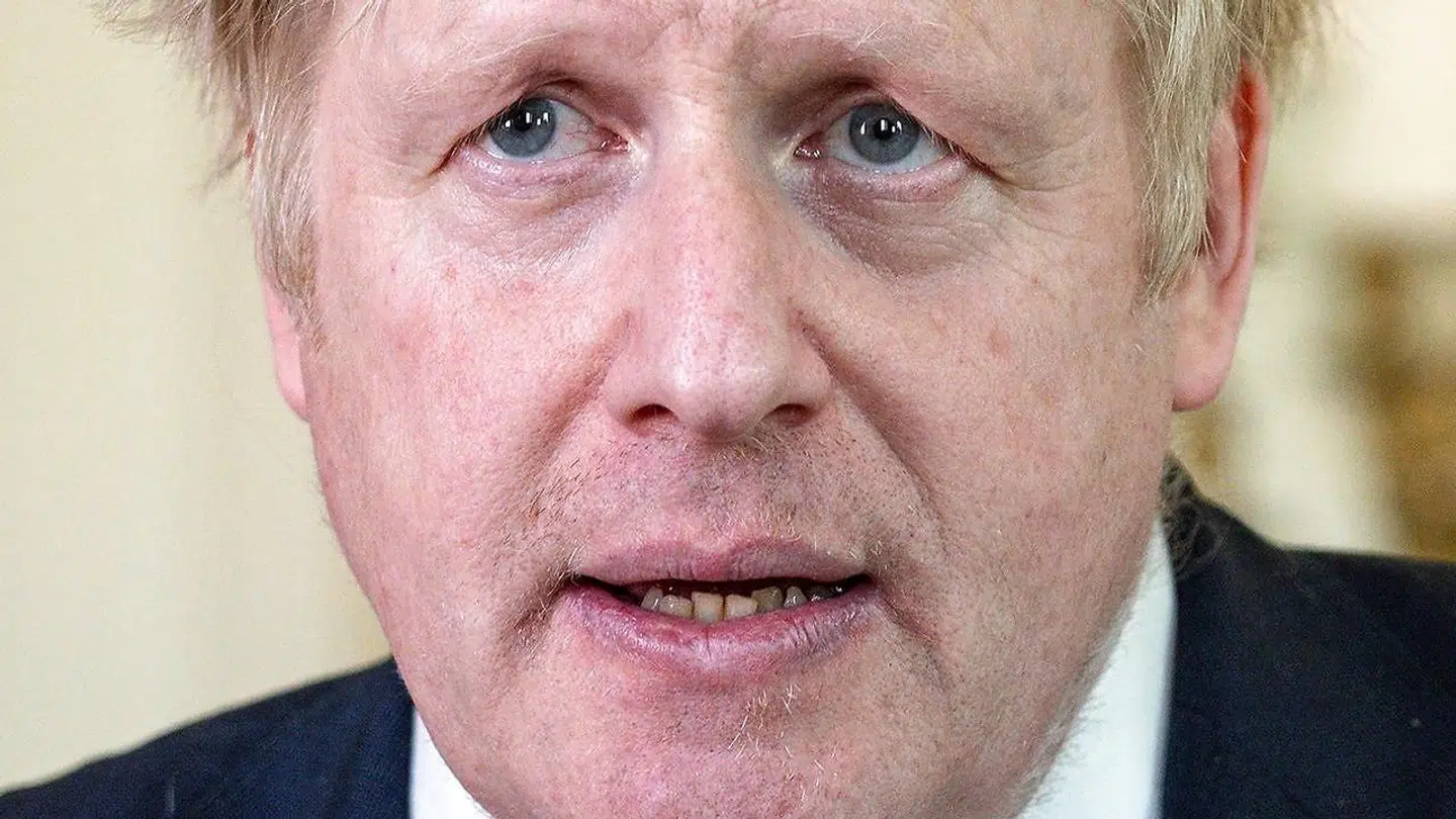 Boris Johnson får hård kritik for sin håndtering af coronavirussen i epidemiens første kritiske fase. (Arkivfoto)