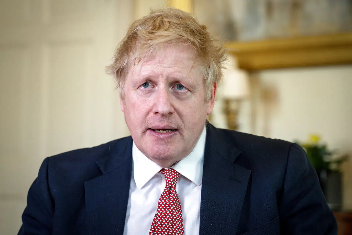 Boris Johnson fotograferet efter sit hospitalsophold. Premierministeren var hårdt ramt af coronavirus og takkede efter sin sygdom det sundhedspersonale, der havde taget sig af ham.