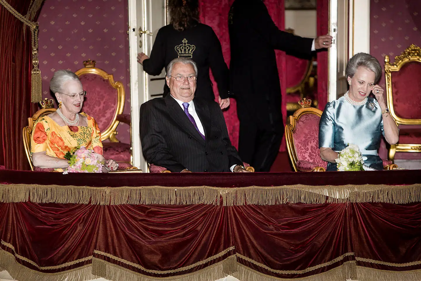 Dronningen er en flittig gæst i Det Kongelige Teater. Her sammen med prins Henrik og prinsesse Benedikte.