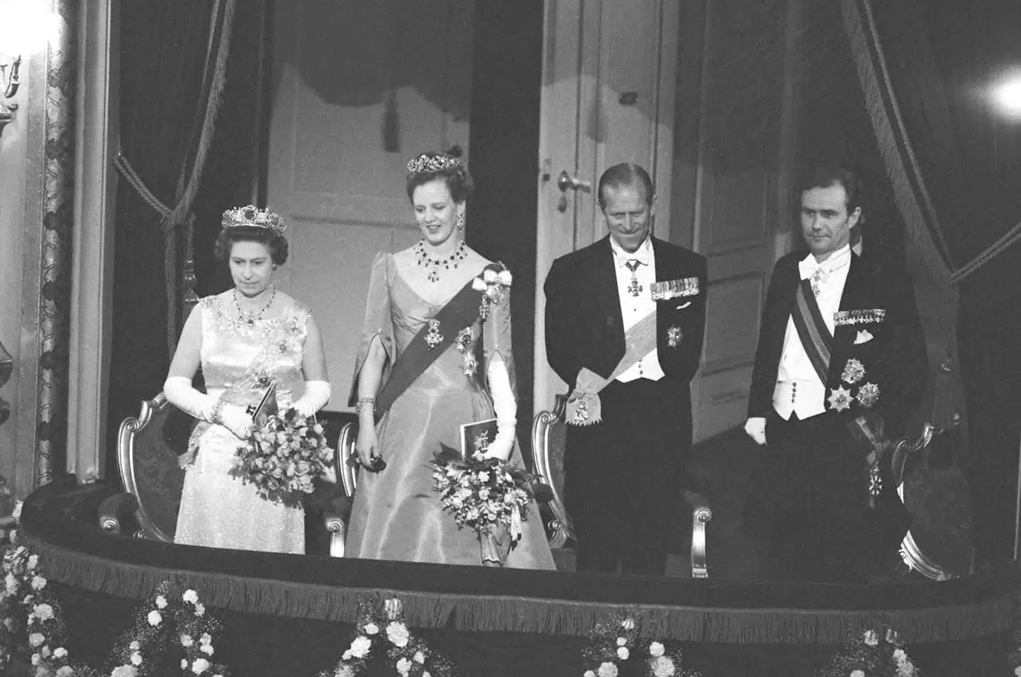Teater har altid haft en stor plads i dronning Margrethes liv. Her ses kun under et besøg i Det Kongelige Teater med den engelske dronnig Elizabeth og dennes mand, prins Philip, samt nu afdøde prins Henrik.