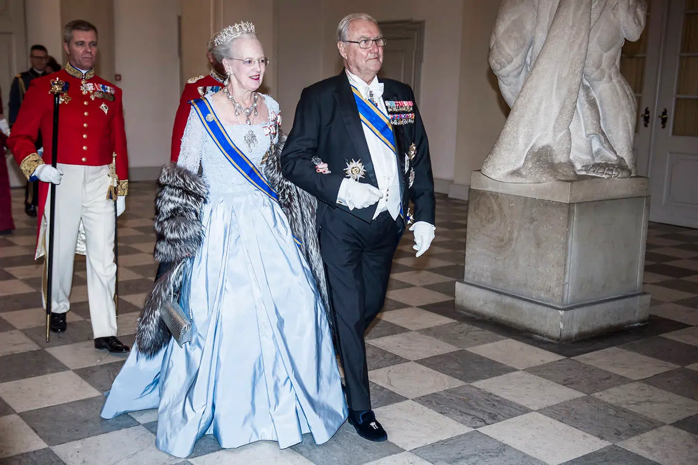 Det kræver sin kvinde og en pæn portion smart teknik at bære en stor kjole. Dronning Margrethe fortæller i bogen, hvordan man skal gå, når man har stor kjole på.