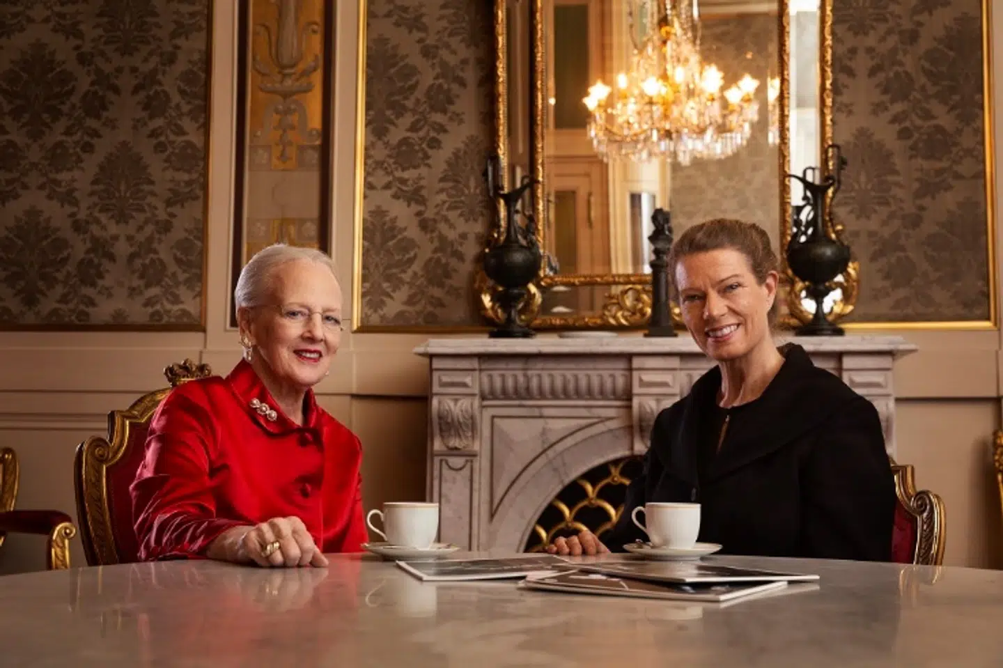 Nila Parly (th) havde ti samtaler med dronning Margrethe om skuespil, ballet og opera.