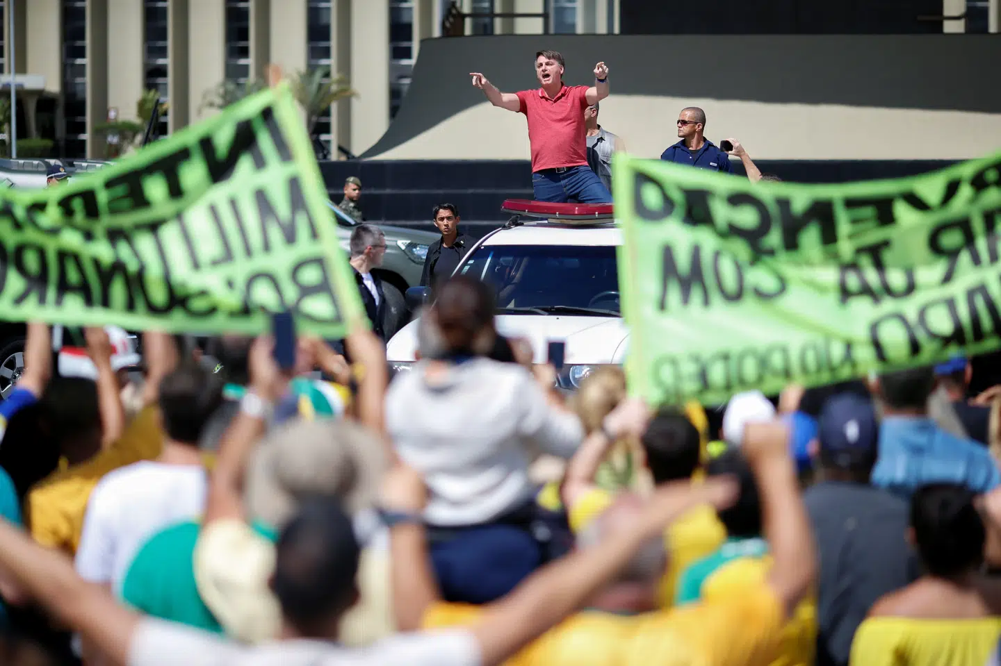 Brasiliens præsident, Jair Bolsonaro, taler til demonstranter i landers hovedstad, Brasília, søndag. Ueslei Marcelino/Reuters