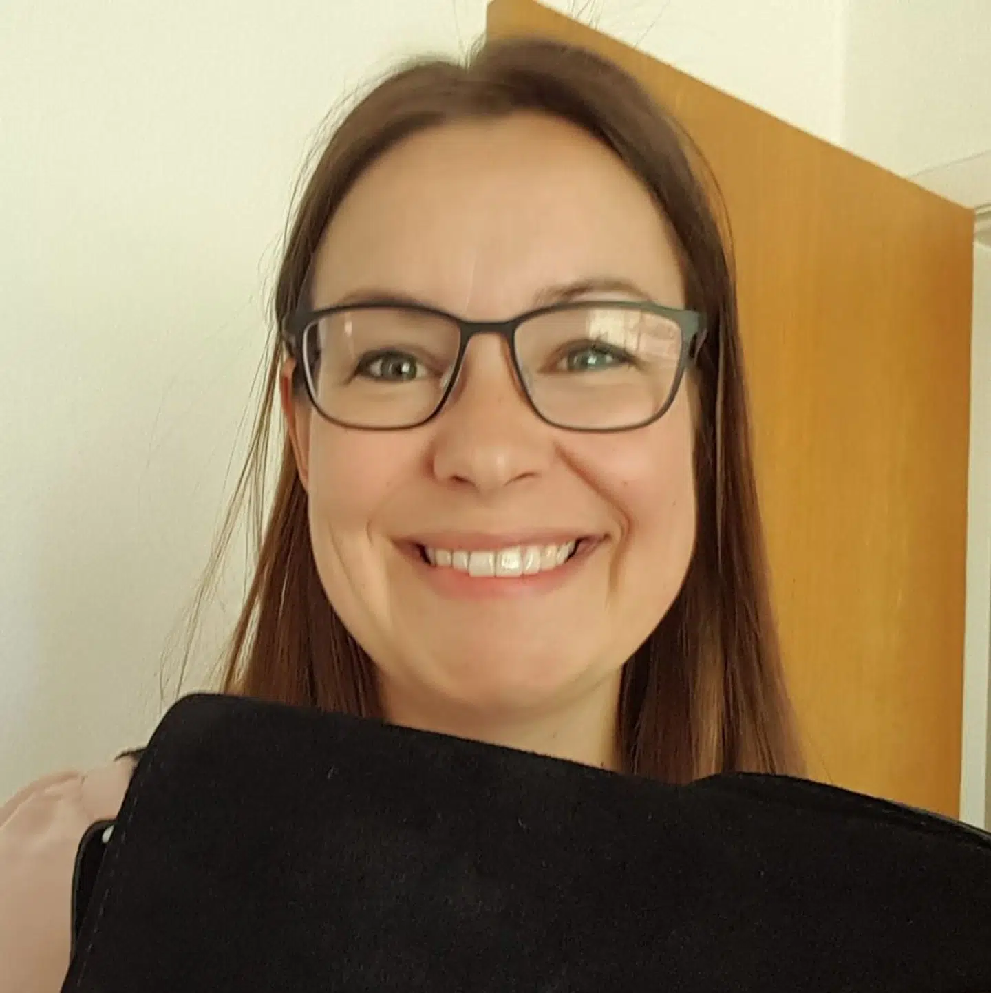 Christina Breinholt Sørensen er mor til Konrad, som fik meget ondt i hænderne på grund af hyppig håndvask. Hun anbefaler alle forældre at give deres børn masser af creme på hænderne i disse dage og kigge grundigt efter, hvordan huden ser ud.