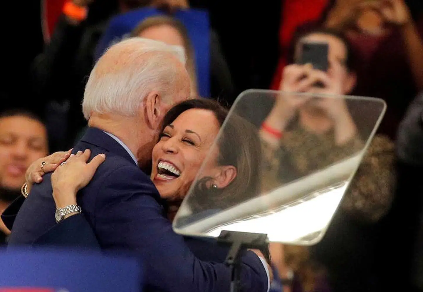 Før var de modkandidater. Nu er Joe Biden og senator Kamala Harris på samme side.