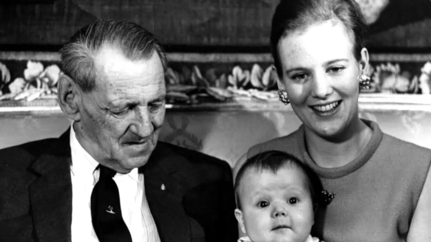 Den daværende regent, kong Frederik 9., den nuværende regent, dronning Margrethe, og den kommende regent, kronprins Frederik.