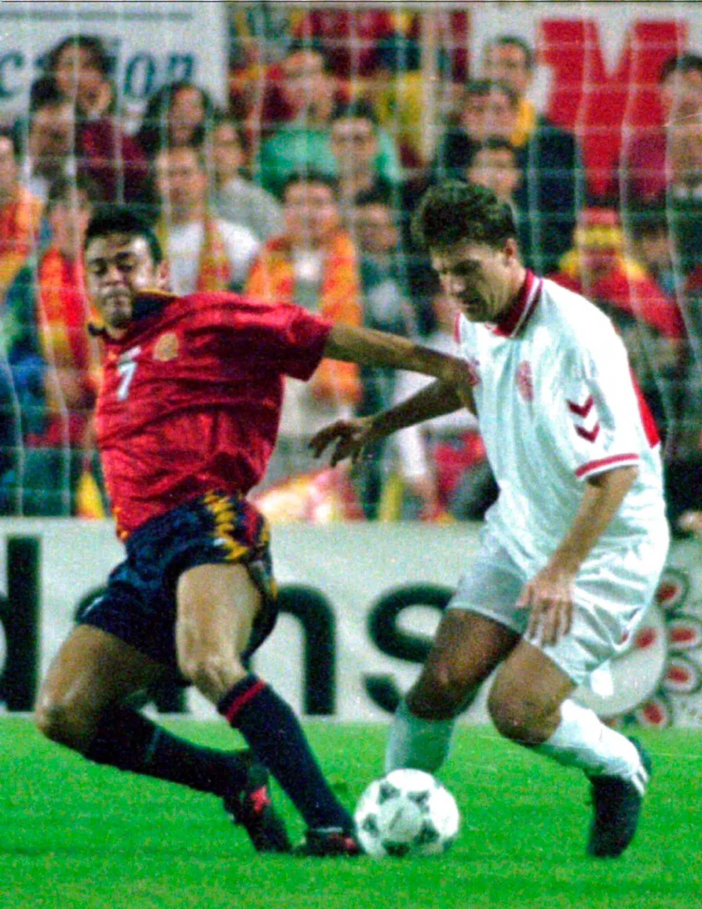 Michael Laudrup presses af Spaniens Luis Enrique. NORDFOTO 1994