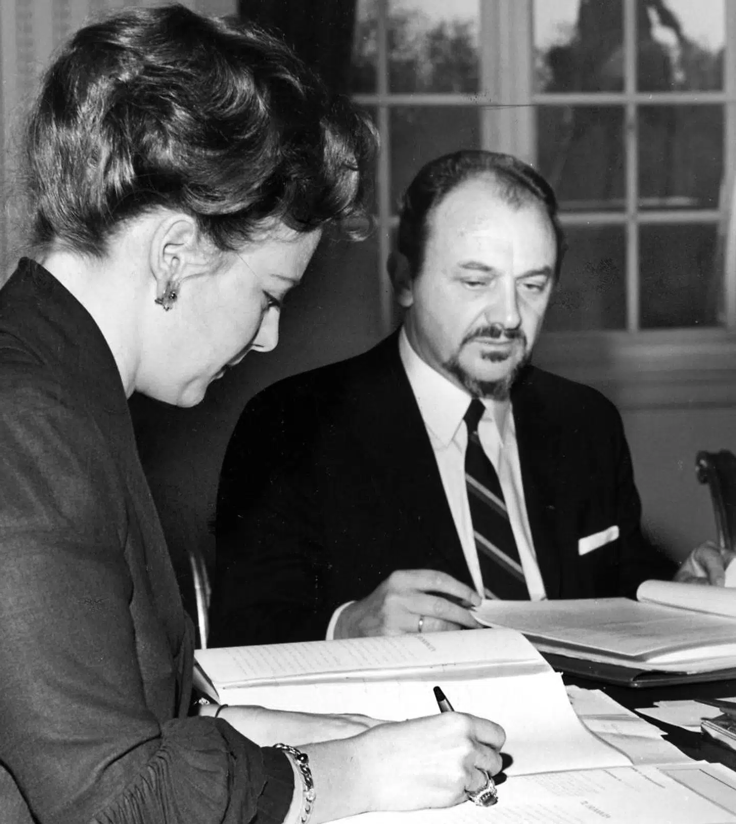 Dronning Margrethe underskriver EF-loven efter folkeafstemningen ved siden af statsminister Anker Jørgensen. Det skete kort efter, hun tiltrådte som regent i 1972.
