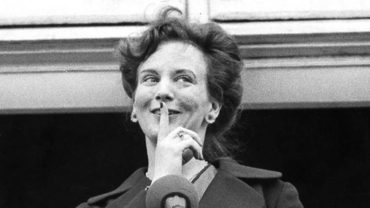 Historiker Michael Bregnsbo siger, at dronning Margrethe er faldet mere og mere til i rollen som regent. Hun har dog aldrig klaret det godt, og her sender hun i sine unge regent-dage et skælmsk smil ud til danskerne.