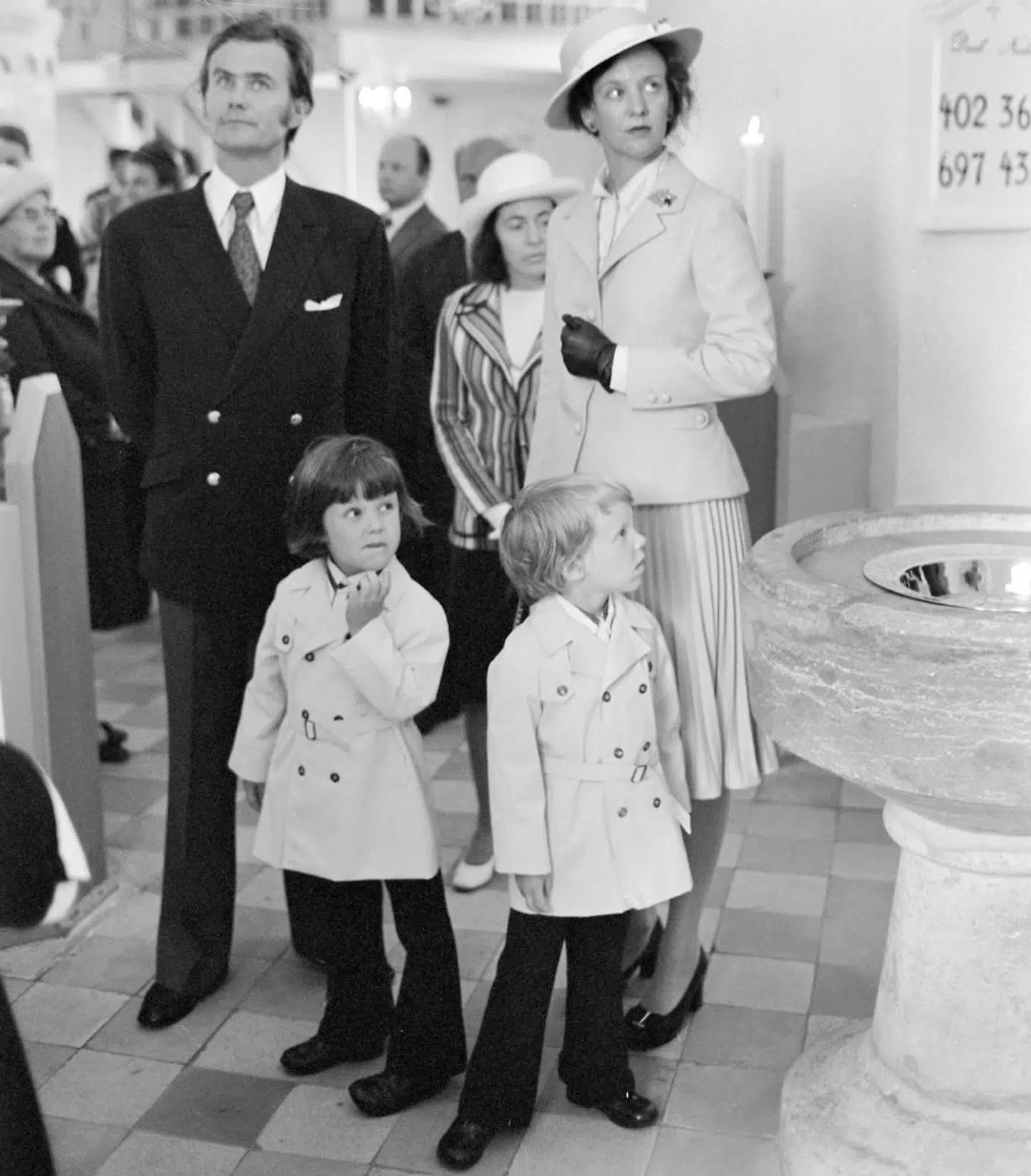Prins Henrik og dronning Margrethe samt prins Frederik (tv.) og prins Joachim (th.) på Bornholm. Det er året efter, hun blev regent. Da hun blev statsoverhoved, var kronprins Frederik tre år og prins Joachim to år.