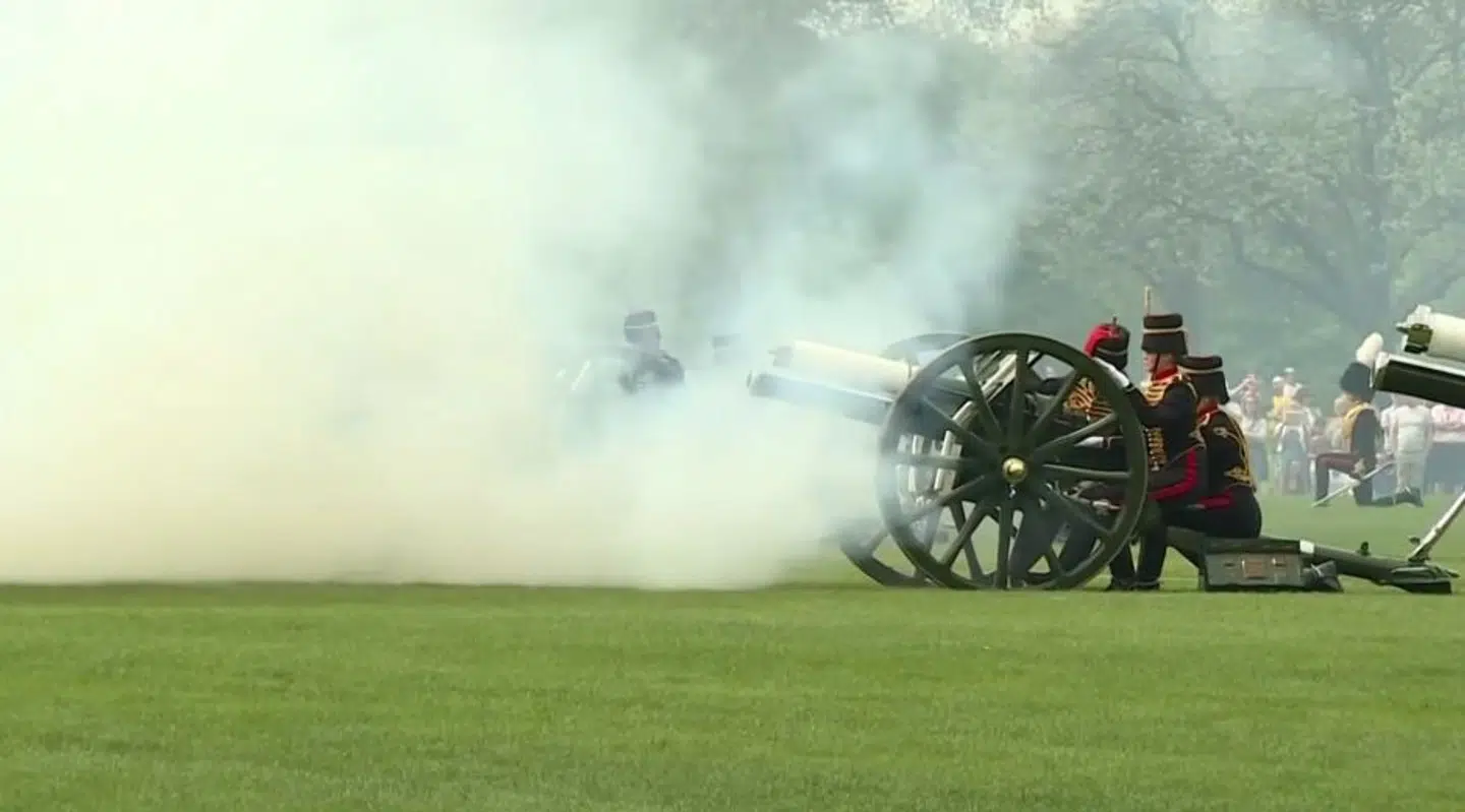 Der bliver ingen kanonsalutter, når dronning Elisabeth fylder 94 år på tirsdag. Det vil være upassende, mener dronningen.