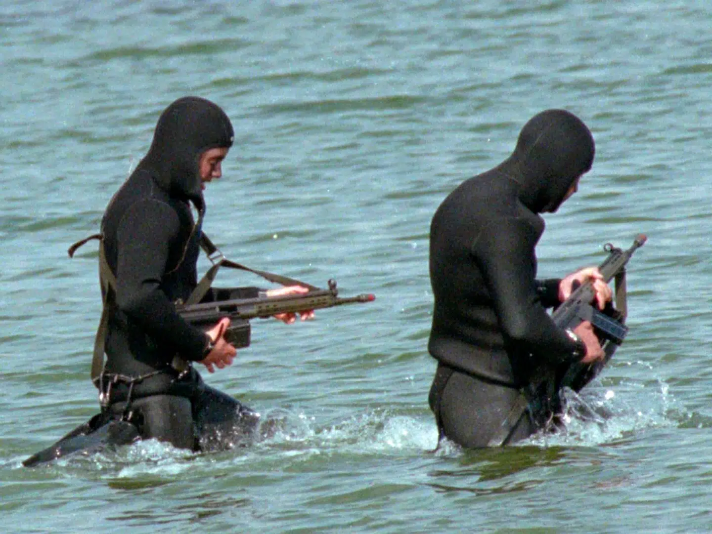 Kronprins Frederik (tv.) og en af hans frømandskammerater på øvelse i Nykøbing Sjælland i 1995. 300 deltog i optagelsesprøven hos specialoperationsstyrken, 13 kom ind, og kun fire gennemførte den barske uddannelse i 1995 – heriblandt Frederik.
