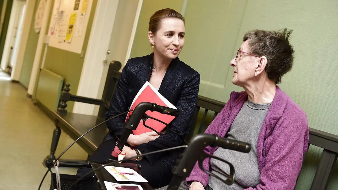 Mette Frederiksen besøgte sidste år Sølund Plejecenter i København, inden hun blev valgt til statsminister. Nu er 12 døde på plejehjemmet af Covid-19. Den ældre kvinde på billedet har ikke noget med denne artikel at gøre.