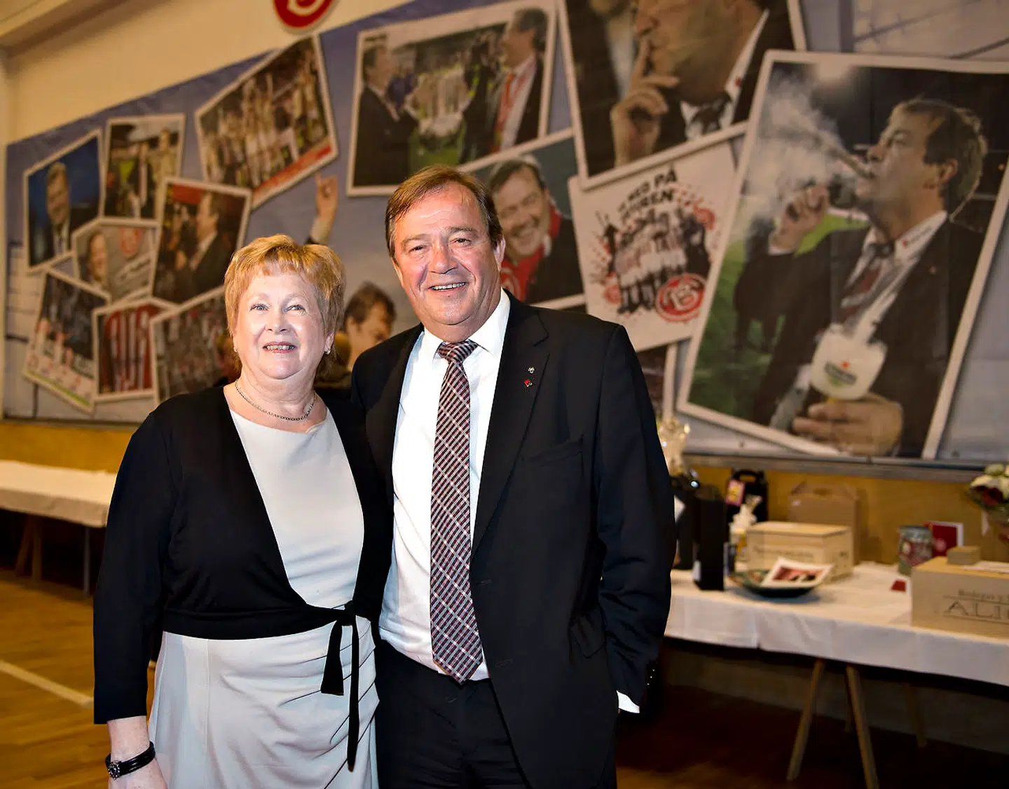 Afskedsreception. AaBs sportsdirektør gennem 17 år, Lynge Jakobsen, holdt onsdag eftermiddag afskedsreception i AaB-hallen. Her med fru Gitte