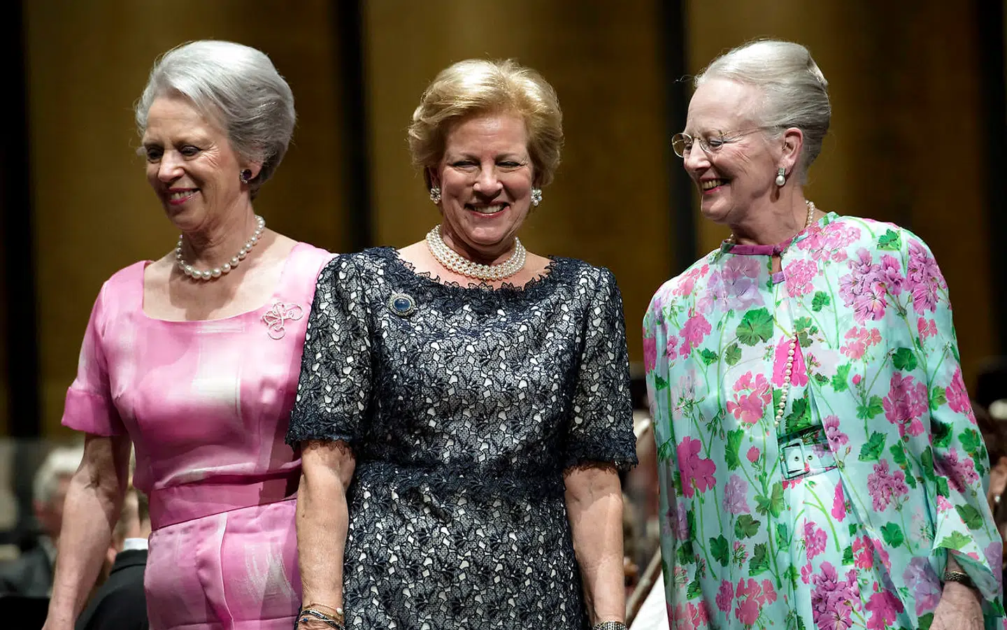 Både dronning Margrethe og prinsesse Benedikte er flittige kunder hos Annette Freifeldt. De kan begge lide farver, men dronning Margrethe er mere til det spraglede, hvor prinsesse Benefikte foretrækker det afdæmpede, fortæller Annette Freifeldt. På billedet ses de royale søstre begge i tøj, som Freifeldt har lavet.