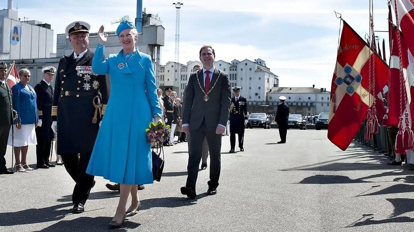 Da regentparret i 2010 var en tur forbi Aarhus Havn, bar Dronningen en dueblå frakke, som er lavet af Annette Freifeldt.