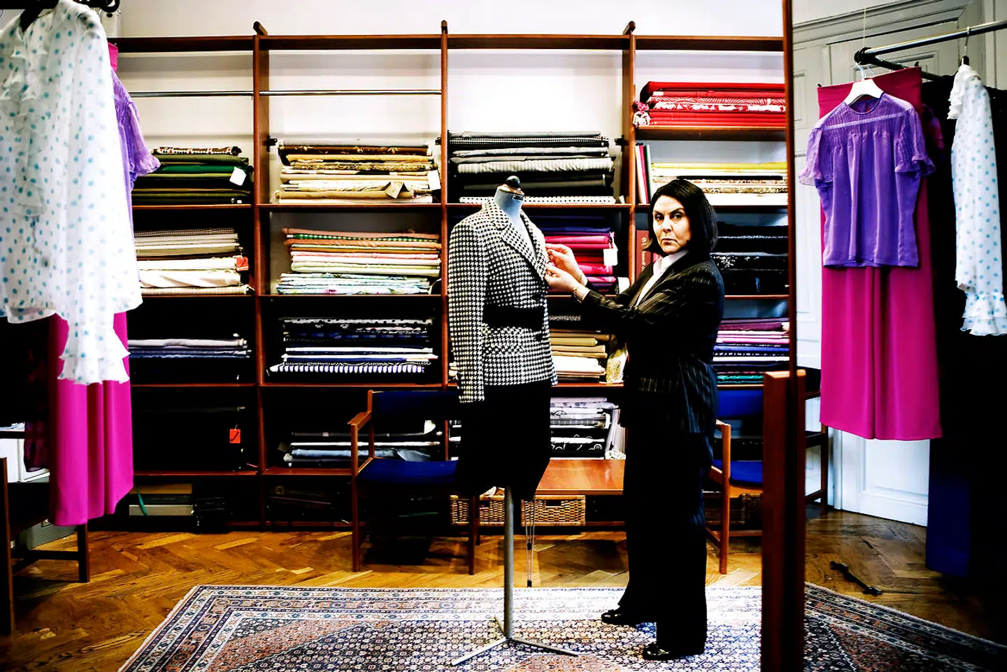 Dronning Margrethe holder af at genbruge sit tøj. Anette Freifeldt syer derfor ofte Dronningens tøj om.