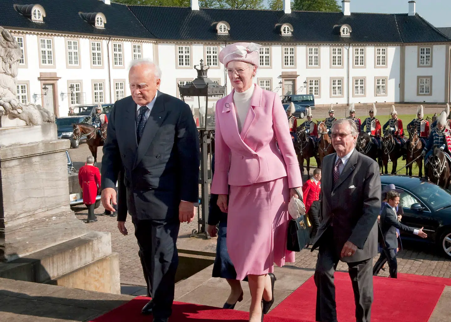 Dronning Margrethe er meget glad for at genbruge sit tøj. Hun får også omsyet en del af det, fortæller Annette Freifeldt. Her ses Dronningen i en Freifeldt-dragt ved et statsbesøg fra Grækenlands præsident, Karolos Papoulias, i 2009.