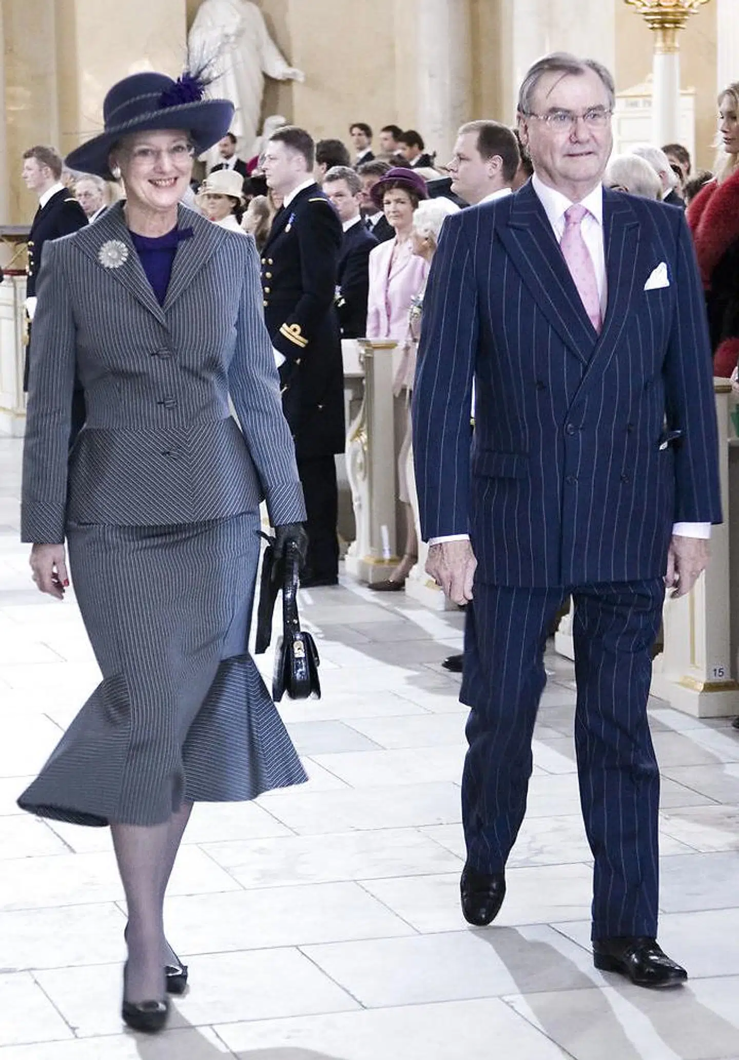 Til prins Christians dåb kom Dronningen i en gråstribet dragt, som Freifeldt har lavet.