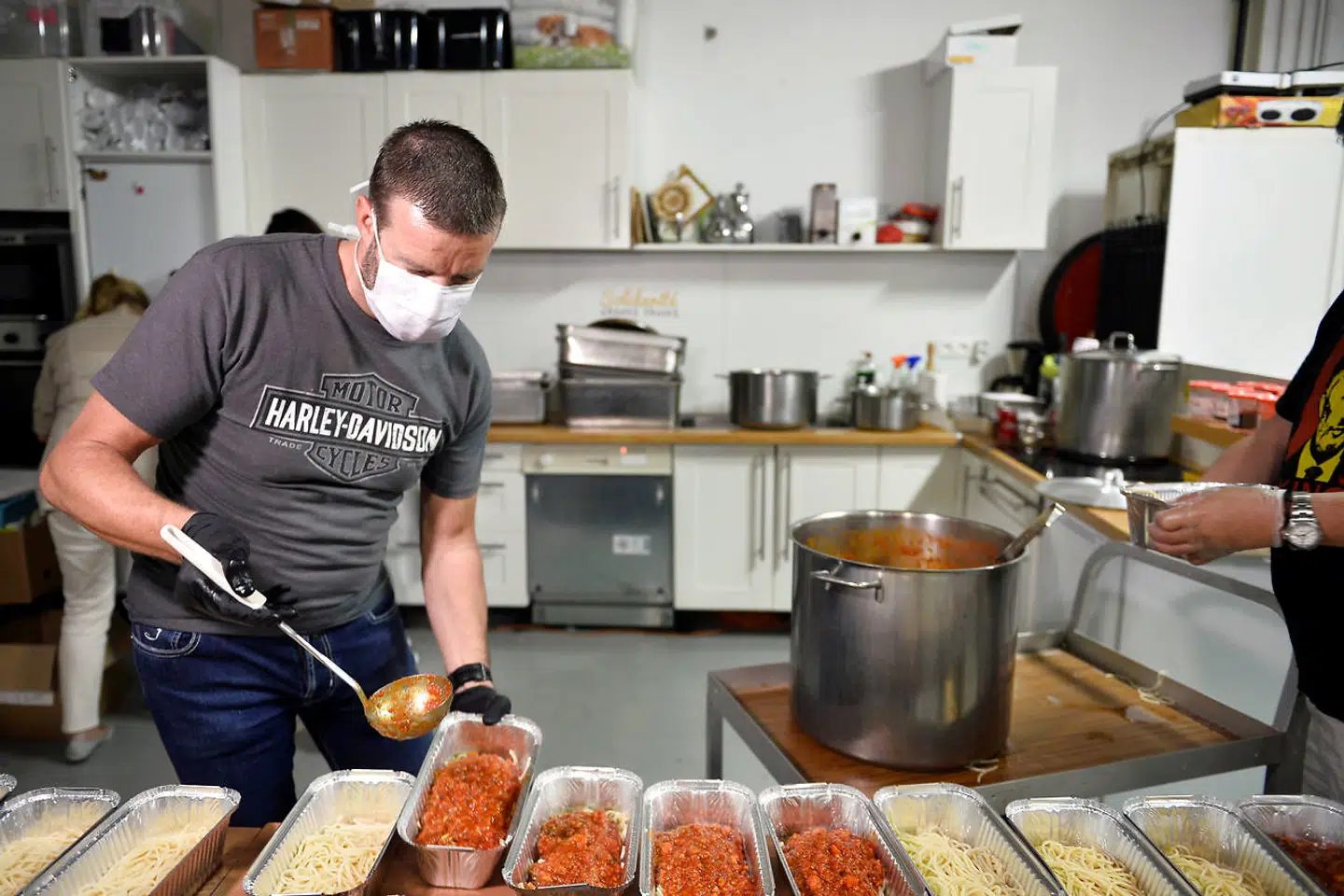 Lionel Rigolet er i færd med at lave spagetti bolognese til de hjemløse i Bruxelles.
