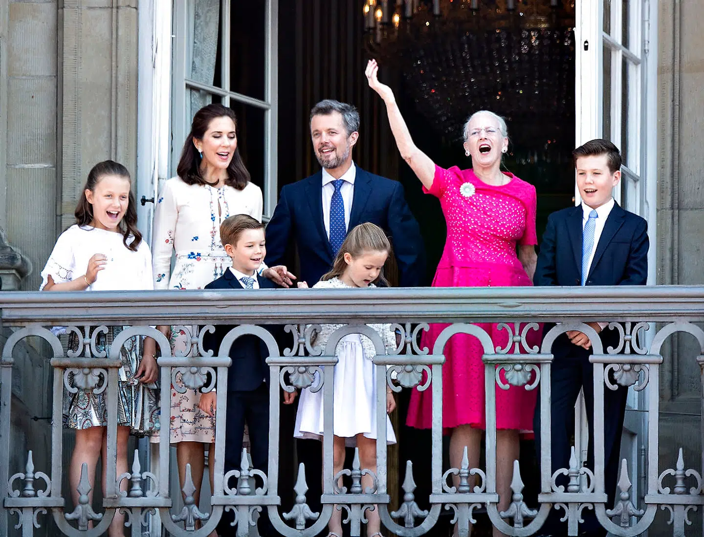 Dronning Margrethe med kronprinsparret og børn da kronprins Frederik fyldte 50 år.