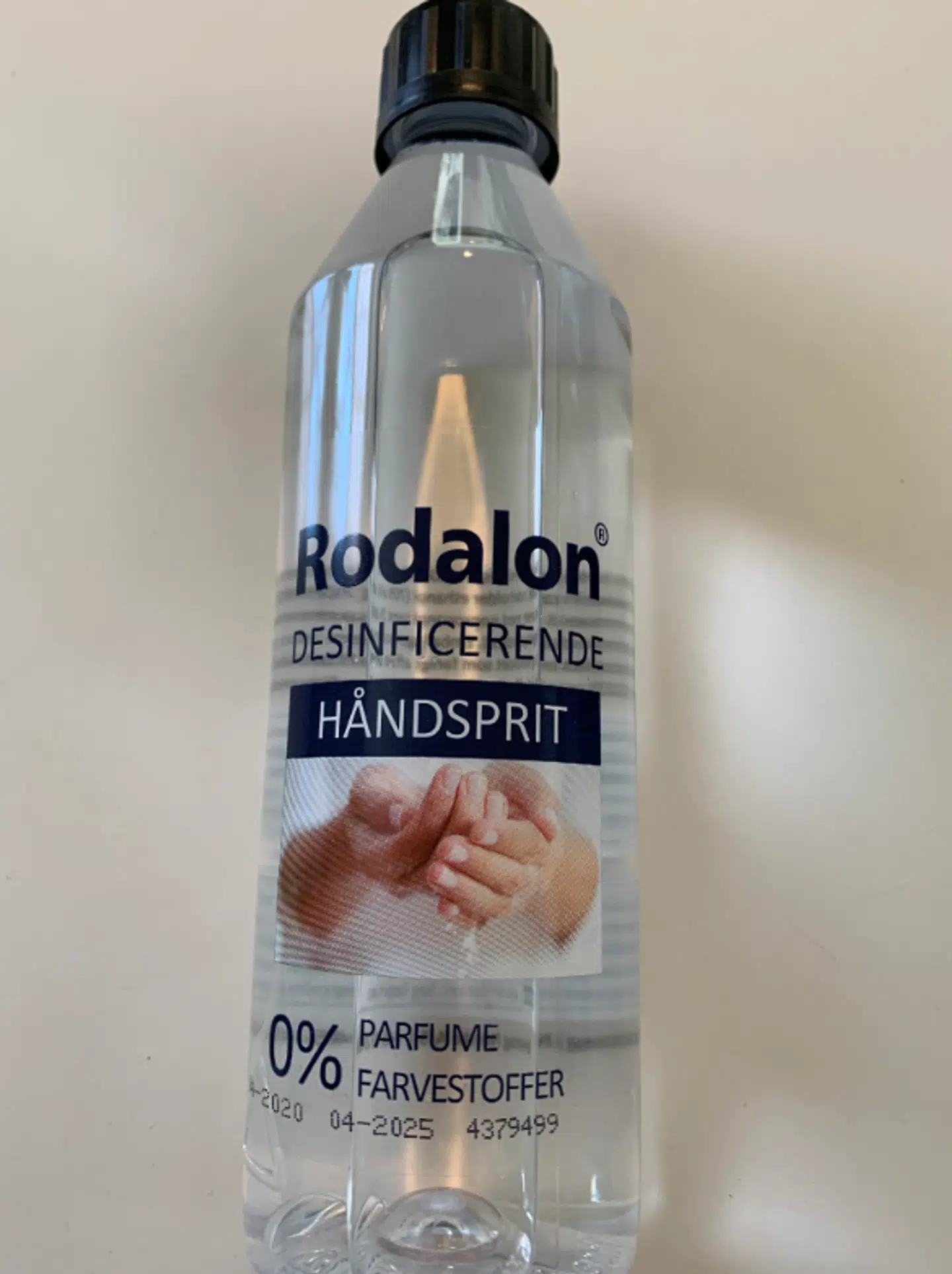 På tredje åbningsdag har dagplejerne i Vejen Kommune fredag eftermiddag fået udleveret en halv liter håndsprit. Til at begynde med, havde de blot modtaget 250 ml. Håndsprit er dog ikke ideelt til at gentagen rengøring af overflader, vurderer professor i infektionsmedicin, Aalborg Universitet, Henrik Nielsen:»I en snæver vending kan man nok anvende håndsprit (der modsat hospitalssprit indeholder glycerin, red) til at desinficere en overflade, men ikke dagen igennem. Det ville blive noget rod.«»Huden kan absorbere glycerin, men det kan en overflade ikke, så hvis man hele tiden tørrer en overflade over med håndsprit, vil det blive noget fedtet stads, og det dur ikke i praksis.«