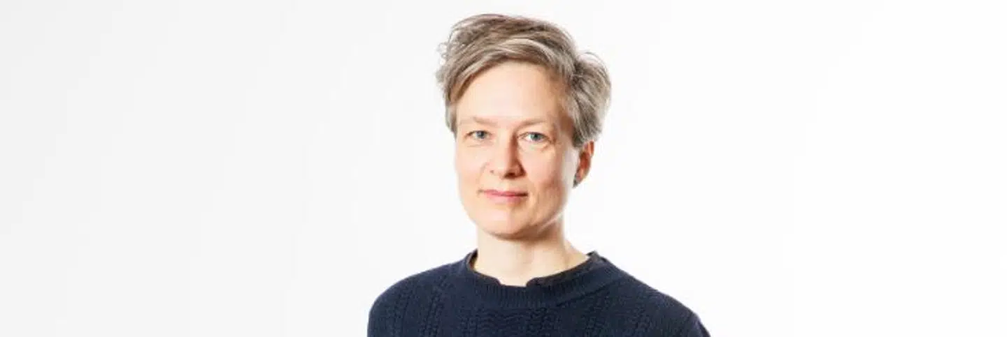 Formanden for Yngre Læger, Helga Schultz, fortæller, at foreningen har oplevet medlemmer, der fortæller, at Sundhedsstyrelsens retningslinjer om ikke at gå på arbejde i sundhedsvæsenet, hvis man har de mindste symptomer på sygdom, bliver håndhævet lidt forskelligt.