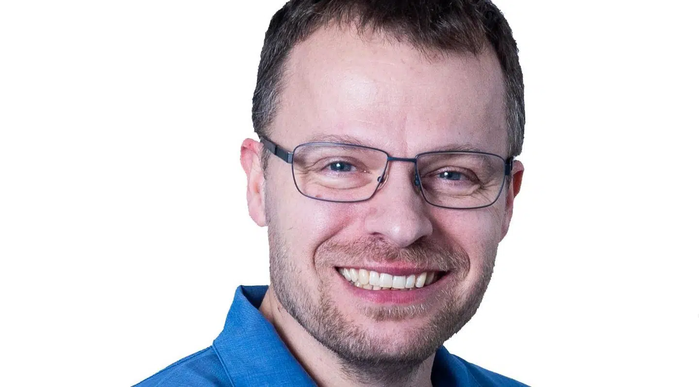 Tandlæge Peter Anthonisen frygter smittespredningen, men er glad for, at han mandag højst sandsynligt kan åbne sin klinik op igen.