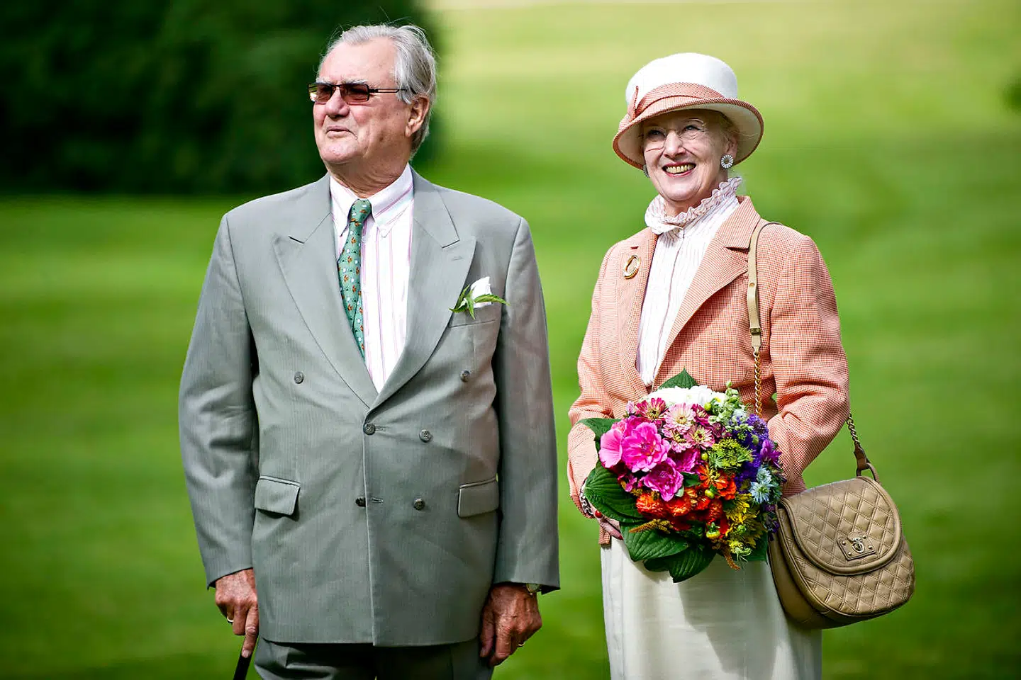 Selv om det er to år siden, at dronning Margrethe mistede sin prins, så sørger hun stadig for at mindes ham og give ham plads, siger kongehuseksperter.