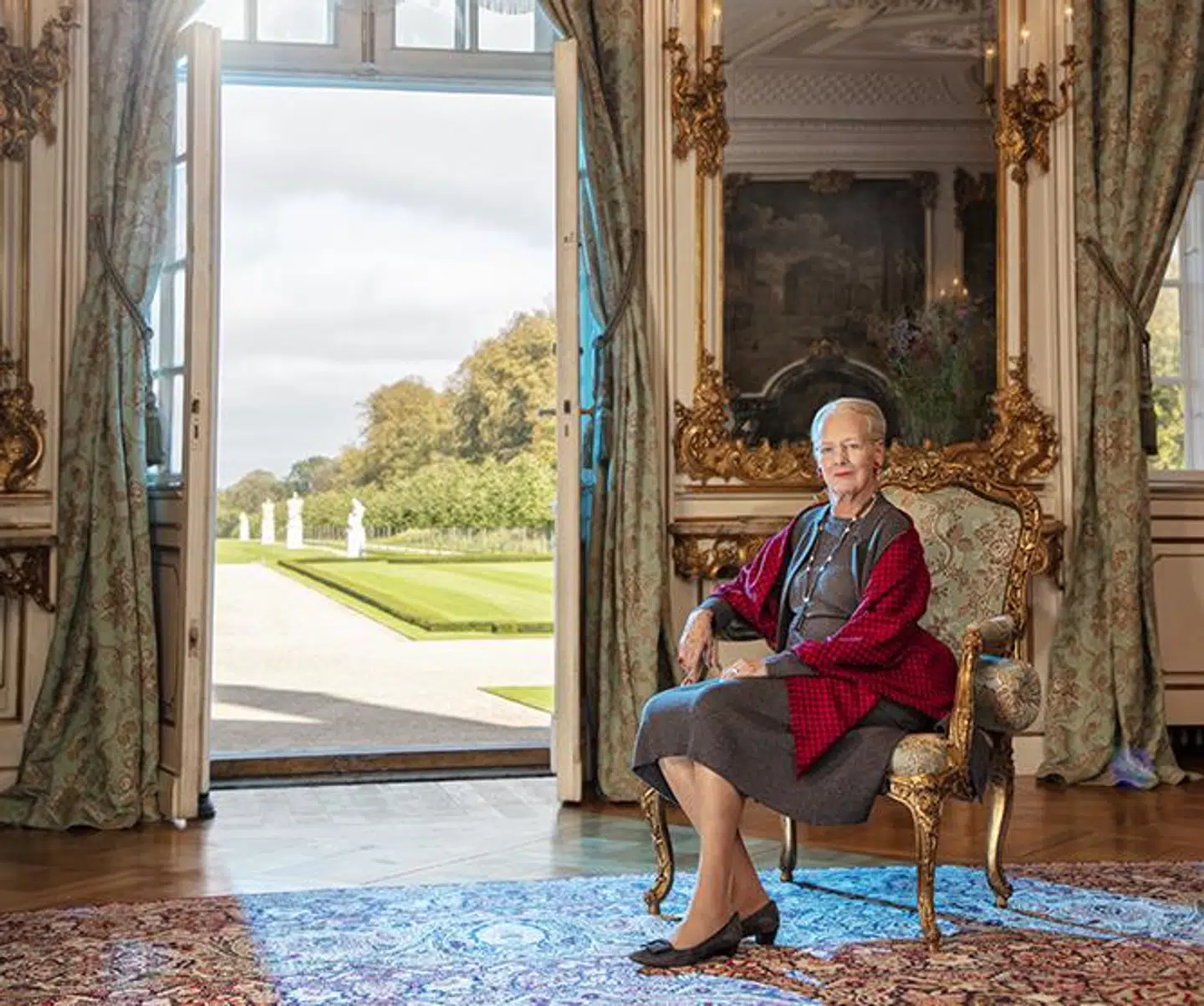 Seriens anden del var en serie billeder af dronning Margrethe i Havesalen på Fredensborg. Her er et af dem.