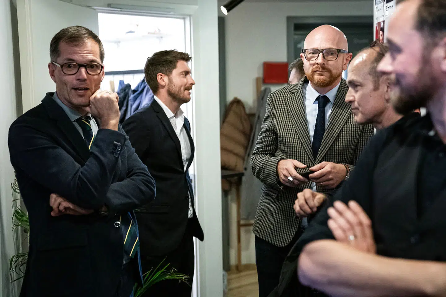 Programchefer på radio24syv Michael Bertelsen (tv) og Mads Brügger (th) med Kristoffer Eriksen (i midten) m.fl. efter beskeden om at radiokanalen ikke kan fortsætte som DAB-kanal, på Radio24syv i København, tirsdag den 22. oktober 2019. Radio Loud vandt udbuddet om DAB-radiokanalen, og det betød, at Radio24syv sendte for sidste gang den 31. oktober 2019. (Foto: Niels Christian Vilmann/Ritzau Scanpix)